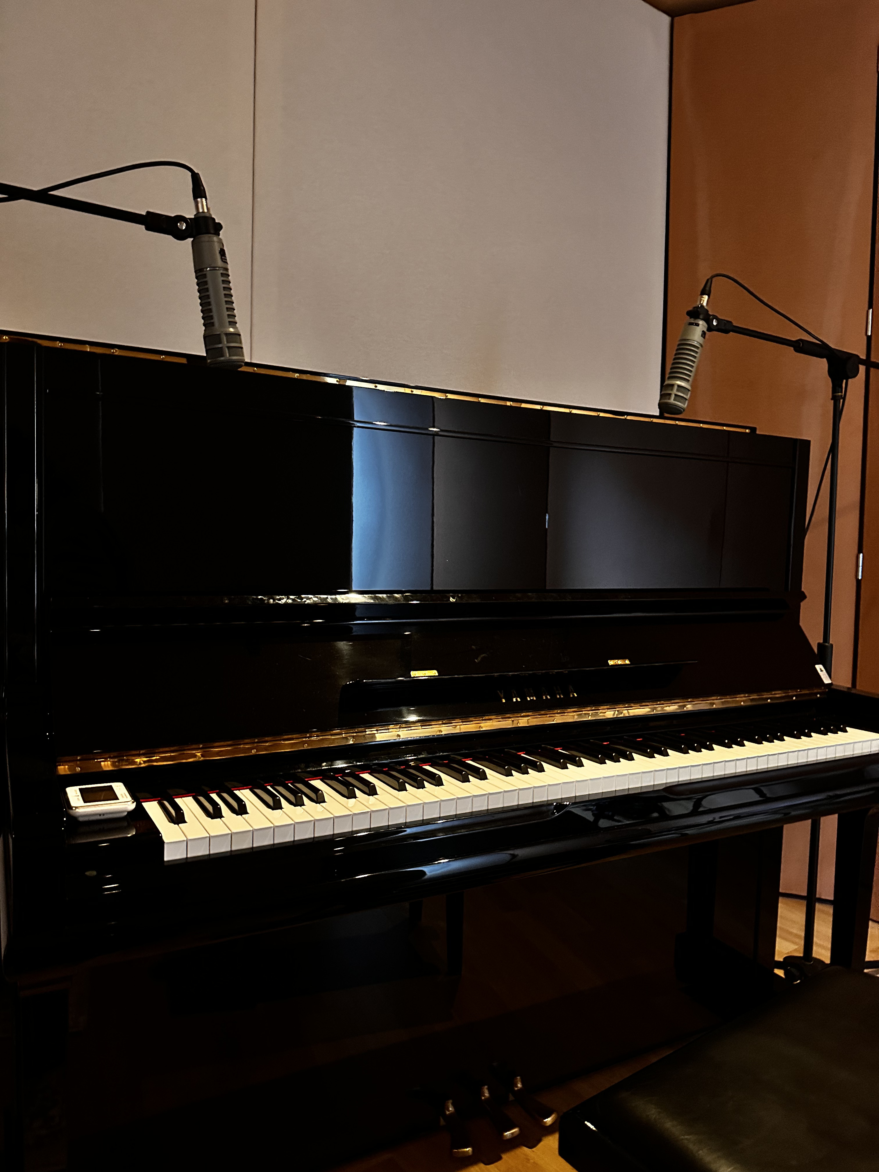 Upright Piano mit Mikrofon-Setup im MJM Tonstudio